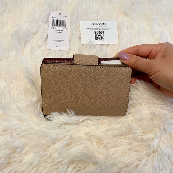 NEW Coach Medium corner zip wallet. - Picture 5 of 7